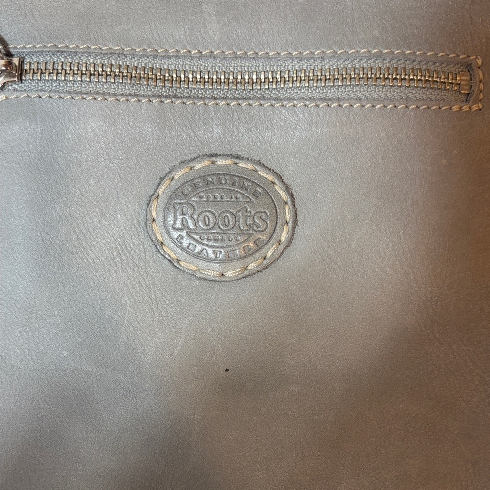 Roots Edie Bag Tribe *Small Discoloration* - Picture 5 of 9